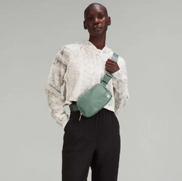 Lululemon Everywhere Belt Bag Tidewater Teal Silver logo NWT - Picture 3 of 4